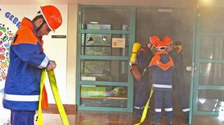 Viele Meter lang war das Schlauchmaterial, das zur Übung an der Mittelpunktschule Gadernheim von den Jugendfeuerwehren ausgerollt wurde.