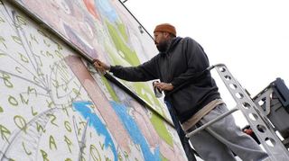 Pablo Fontagnier, alias Hombre, gestaltete in den vergangenen Tagen die Parktheater-Fassade mit seinem Motiv.