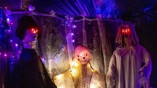 The Garden of Horror", Darmstädter Str. 208 - Gabrijel Vidovic organisiert in seinem Garten ein sehr aufwändiges privates, aber für alle zugängliches Halloween Event mit verschiedenen "Grusel-Bereichen"- Besuch im Vorfeld bei den Vorbereitungen,, Bild: Thomas Neu