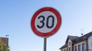 Der Ortsbeirat Zell wünscht sich einheitlich Tempo 40 im Ort, bisher wechseln sich Tempo-30 und Tempo-50-Zonen ab.