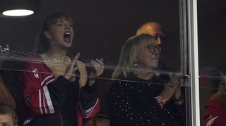 Taylor Swift und Donna Kelce jubeln während der ersten Halbzeit.