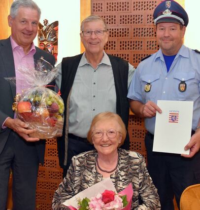 Einhausens Bürgermeister Helmut Glanzner (links) und Gemeindebrandinspektor Christoph Röll (rechts) gratulierten dem Jubelpaar Hans-Werner und Marietta Beckert zur goldenen Hochzeit.