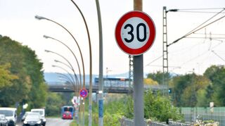 In der Kalterer Straße in Höhe des Freibads halten sich nicht alle an die Geschwindigkeitsbegrenzung.