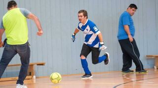 Inklusionsfußball ist eines von fünf Trainingsangeboten der Abteilung Behindertensport (BSG) bei der TSV Auerbach. Die Gruppe freut sich über neue Mitspieler – egal, ob mit oder ohne Behinderung bzw. Einschränkung.