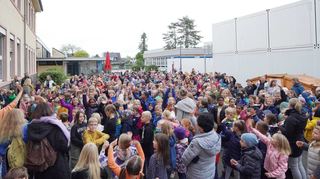 Im Pausenhof versammelten sich gestern viele Grundschüler und sangen ein Dankeschön-Lied. Anlass war die Modernisierung der Schülerbücherei.