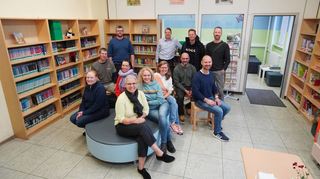 Rektorin Jutta Rothfritz (vorne), die Vorsitzende des Bücherei-Teams Nina Sapmaz (links) sowie viele Helfer und Förderer zeigten sich gestern erfreut über die neuen Möbel in beiden Räumen und die Neugestaltung der Bücherei.