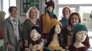 Im Zwingenberger Handarbeitsladen stellten (v.l.) Gerda Ellermeier, Sigrid Gschwindt, Kerstin Enger und Gabriele Groß die neuen Modelle der Initiative vor.