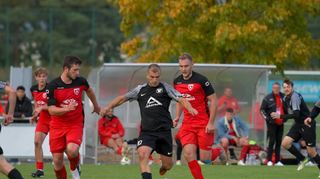 Leonardo Muzhaqui (Mitte im schwarzen Trikot) wirbelte immer wieder durch die Reihen der Tvgg und hatte großen Anteil am Punktgewinn der SG Reichenbach mit dem 2:2 in Lorsch.