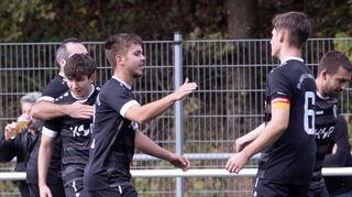 Die Spieler der SG Lindenfels/Winterkasten bejubeln den 1:0-Führungstreffer, am Ende hieß es 2:1 im Spitzenspiel gegen den FSV Rimbach.