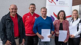 Bewilligungsbescheide aus dem Fonds des Landessportbundes über in der Summe mehr als 41 000 Euro wurden im Rahmen des Thementages übergeben (von links): Michael Schwind (KSV Bensheim), David Janusz (TC Hofheim), Fred Petermann (KSV Bensheim), Jeanette Defiebre-Doering (SVG Nieder-Liebersbach), Lina Mohr (Reit- und Voltigierverein Lindenhof Schwanheim), Sabine Gärtner (TV Lampertheim), Rainer Uhrig (JFV Bürstadt), Monika Becker (KSG Mitlechtern) sowie Günter Bausewein vom Sportkreis Bergstraße.