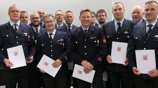 Ehrungen bei der Feuerwehr Elmshausen: (von links) Beigeordneter Wolfgang Helfrich, Steven Rutow, Dirk Kaffenberger, Tobias Pöselt, Gemeindebrandinspektor Peter Degenhardt, Andreas Czyrt, der stellvertretende Gemeindebrandinspektor Bernd Röder, Dennis Dorrhöfer, Andreas Helfrich, Klaus Reiber, Markus Rettig, Mario Delp, Wehrführer Ralf Kindinger und Markus Pink.