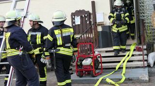 Am ehemaligen Gasthaus Nibelungenschänke waren die Feuerwehrleute aus Elmshausen bei ihrer Inspektionsübung im Einsatz. Unter anderem waren vermisste Personen aufzuspüren.