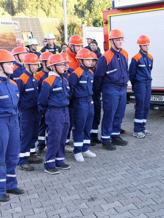 Bevor die Einsatzabteilung zu ihrer Übung ausrückten, zeigten die Mitglieder der Jugendfeuerwehr, was sie gelernt hatten.