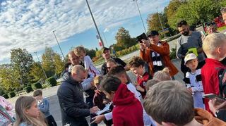 Die Kinder- und Jugendabteilung der SKG Zell hatte eine Ausflugsfahrt nach Frankfurt organisiert – inklusive Autogrammstunde mit Sebastian Rode.