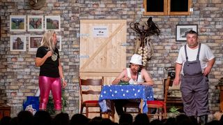 Auf Sapperlot-Einladung gastierten im Rahmen der Kleinkunsttage in der Einhäuser Mehrzweckhalle nicht nur Kabarettist Tobias Mann, sondern auch „Boulevard Deidesheim“ – und zwar mit der Komödie „Herr Landwirt, Ihre Gurke wächst“.