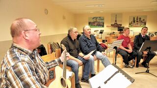 <p>Der Jüngste ist 17, der Älteste 63 Jahre alt: Die Narregiggel mit Jean Diehl (l.) proben für ihren Auftritt. Neu im Repertoire haben sie eine Einhäuser Hymne.</p>