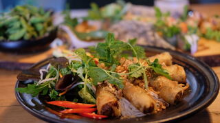 Nudeln und Frühlingsrollen: Vegane Fans asiatischer Küche müssen bei Vegana keine Abstriche machen.