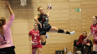 Die Flames (hier Sarah Dekker beim jüngsten Sieg in Bad Wildungen am Ball) wollen zwar nach einem tollen Saisonstart nicht abheben, zumal heute Abend das schwere Heimspiel gegen die scheinbar übermächtige SG BBM Bietigheim ansteht.