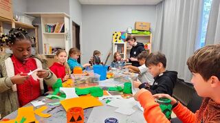 Basteln für Halloween stand am Dienstag bei den Herbstferienspielen der Stadtjugendförderung auf dem Programm. Die Kinder hatten viel Freude dabei und waren konzentriert bei der Sache.