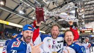 Das Trikot von Ronny Arendt (r.) hängt schon unter dem Dach der SAP Arena. Die Jerseys von Christoph Ullmann (l.) und Marcus Kink werden folgen.