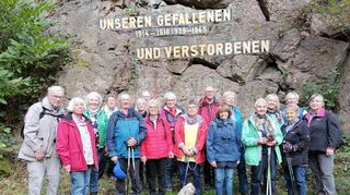 Eine Gruppe des Odenwaldklubs Bensheim wanderte vom Schönberger Sportplatz über die OWK-Gedenkstätte zum Borstein.