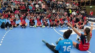 Die Flames bejubelten das Unentschieden in einem packenden Topspiel gegen Bietigheim mit ihren Fans wie einen Sieg; im Vordergrund neben Kapitänin Lisa Friedberger die herausragend parierende Torfrau Vanessa Fehr.