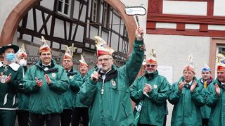 Auch in diesem Jahr wird die BKG die Fastnachtskampagne eröffnen – unser Bild aus dem Jahr 2021 zeigt Hans Bang mit dem Rathausschlüssel.