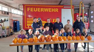 Nach getaner Schnitz-Arbeit präsentierten die Florianszwerge im Feuerwehrgerätehaus ihre Werke.