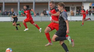 Laufduell beim jüngsten 2:2-Unentschieden in Lorsch zwischen Ricardo Bolz (Tvgg; Mitte) und Bastian Derigs (vorne), der nun mit der SG Reichenbach auch im schweren Heimspiel gegen den FC Fürth punkten will.