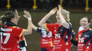 Kim Naidzinavicius (Mi.) freute sich mit Lisa Friedberger (li.) und Sarah van Gulik, dass sie mit den Flames gegen ihren Ex-Club aus Bietigheim punkten konnte.