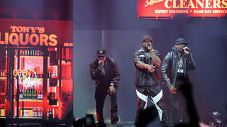 50 Cent (Mitte) feiert das 20. Jubiläum seines ersten Albums „Get rich or die tryin“ mit Pyrotechnik, Lasershows und digitalen Bühnenbildern.