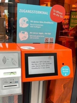 An diesem Terminal registrieren sich die Kunden, danach öffnet sich die Ladentür.