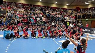 Grenzenloser Jubel: Die Flames-Spielerinnen feierten nach dem Spiel mit ihren Fans das 29:29-Remis gegen Bietigheim ausgelassen.