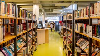 Nutzer der Stadtbibliothek dürfen die Räumlichkeiten im Neumarkt-Center zwar weiterhin nicht betreten – immerhin wird aber ab nächster Woche die Ausleihe wieder ermöglicht: über das „Click und Collect“-Verfahren können Medien online ausgesucht und vor Ort abgeholt werden.