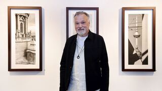 Fotograf Horst Hamann bei der Erönnung der Ausstellung "Here is Mannheim - Vertical Panoramas 2008-2023".