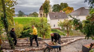 Unterhalb der evangelischen Kirche haben die Arbeiten zur Erweiterung des Lorscher Pfingstrosengartens begonnen. Es wird Platz geschaffen für die Pflanzensammlung von Nassos Daphnis.