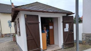 Das alte Wiegehäuschen in Fehlheim wurde zu einem Bücherraum umgebaut und erfreut sich im Stadtteil großer Beliebtheit bei den Lesefreunden.