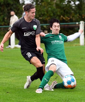 Der FC Starkenburgia Heppenheim (re. Lars Tremper) hielt in Fehlheim gut dagegen, so dass sich der VfR II (li. Ivan Pavlic) mit einem 1:1 begnügen musste.