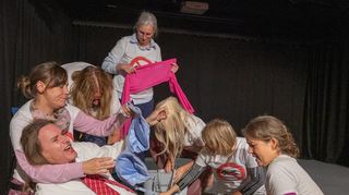 Das Ensemble des Vornerum-Theaters führt ab 3. November das Stück „Lysistrata“ im PiPaPo-Kellertheater auf. Unser Bild entstand bei den Probenarbeiten.
