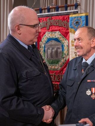 Wehrführer Alexander Merk gratulierte seinem Vorgänger Hans Förg zu dessen Auszeichnung.