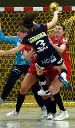 Abgewehrt: Johanna Borrmann und Sophia Ewald packen zu.