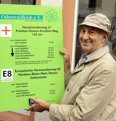 Der unvergessene verstorbene Ehrenvorsitzende Helmut Eisinger präsentiert ein Fernwanderwegschild in Hockenheim.