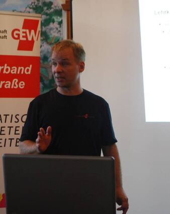 GEW-Landesvorsitzender Thilo Hartmann bei einem Vortrag in Bensheim.