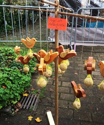 Diese Holzvögel, die „fliegend“ Meisenknödel für ihre echten Artgenossen tragen, gehörten im vergangenen Jahr zum Angebot der Hobbykünstlerausstellung und konnten für fünf Euro erworben werden.