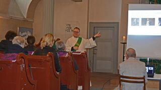 Dekan Christof Zeis hatte zu Beginn des ökumenischen Gottesdienstes in der Lindenfelser evangelischen Kirche für ein interessante Quiz gesorgt.