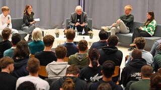 Volker Bouffier an der GSS in Bensheim.