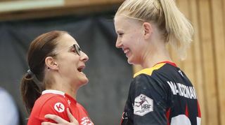 Trainerin Heike Ahlgrimm und Kim Naidzinavicius freuen sich nach dem Achtelfinal-Sieg in Buxtehude. Heute geht’s zum Viertelfinale nach Thüringen.