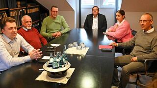 Halbzeitgespräch der Koalition im Medienhaus mit (v.l.) Tobias Heinz (CDU), Jürgen Kaltwasser, Heiko Moritz (SPD), Thorsten Eschborn und Lisa Marie Blumenschein (FDP) sowie Carmelo Torre (CDU). Vor zweieinhalb Jahren hatten sich die drei Fraktionen zu einem Bündnis zusammengeschlossen.