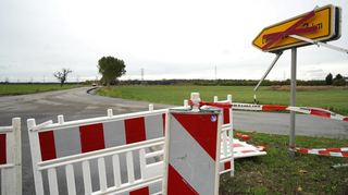 Nicht alle Wege führen mehr nach Langwaden: Die Anfahrt von Rodau aus ist wegen der Fahrbahnsanierung nicht möglich.