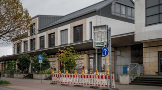 Alle Schotten dicht: Weil der Strom abgestellt wurde, kann die Tiefgarage unter dem Neumarkt-Center nicht mehr genutzt werden.